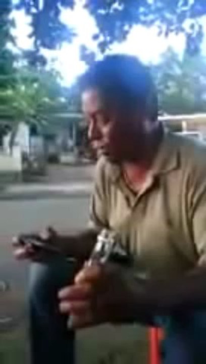 Este hombre ebrio intenta cantar el Pollito Pío