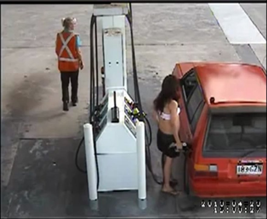 Intenta robar gasolina, pero es muy novata