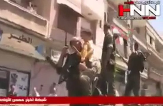 Сирия, Хомс. Угнетаемые режимом жители встречают войска тирана Асада