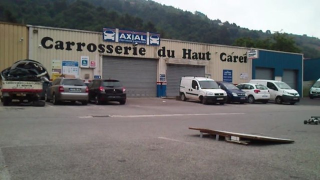 buggy kyosho inferno 1/8 premier saute avec un peu de casse .....