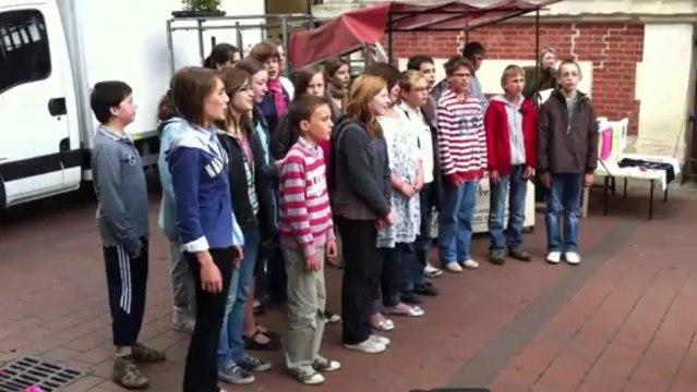 Académie de Caen-G.I.C.S. 2 au marché de Flers-Chorale du Collège Sévigné de Flers