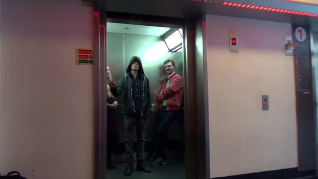 Utiliser la force pour maintenir les portes d'un ascenseur ouvertes