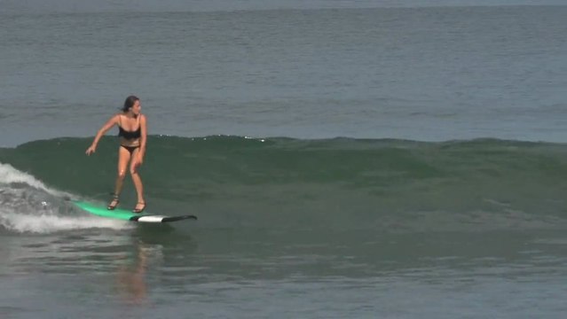 Surfer avec des talons hauts