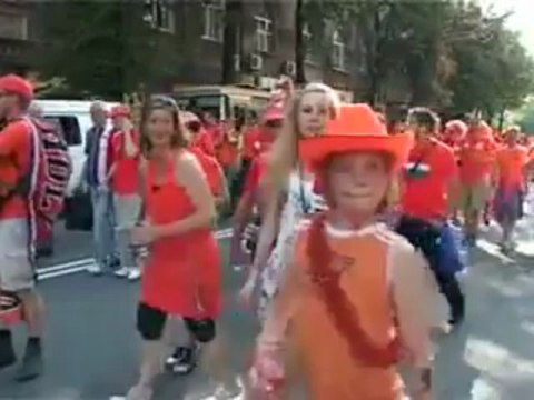 Журналист на шествии нидерландских-голландских фанов