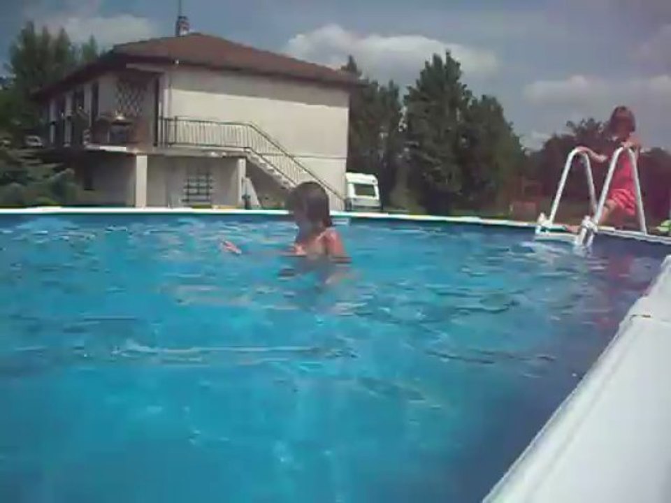 004...oceane  et amelia  qui vouler aller dans la piscine mais elle a peur