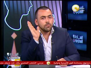 السادة المحترمون: مرسي يلوح بيده لمعارضين له يطالبونه بالرحيل