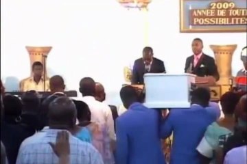 ABOMINATION!!! Le "pasteur" RAOUL WAFO fait entrer un cercueil en plein culte