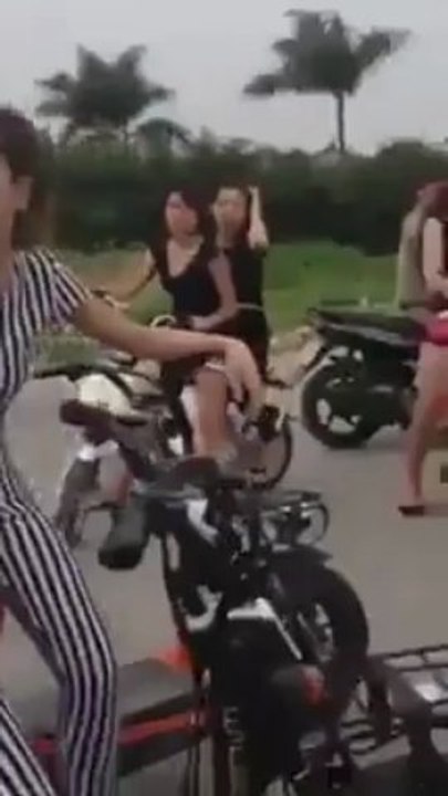 Mau thuan tren FB nư sinh danh nhau da man