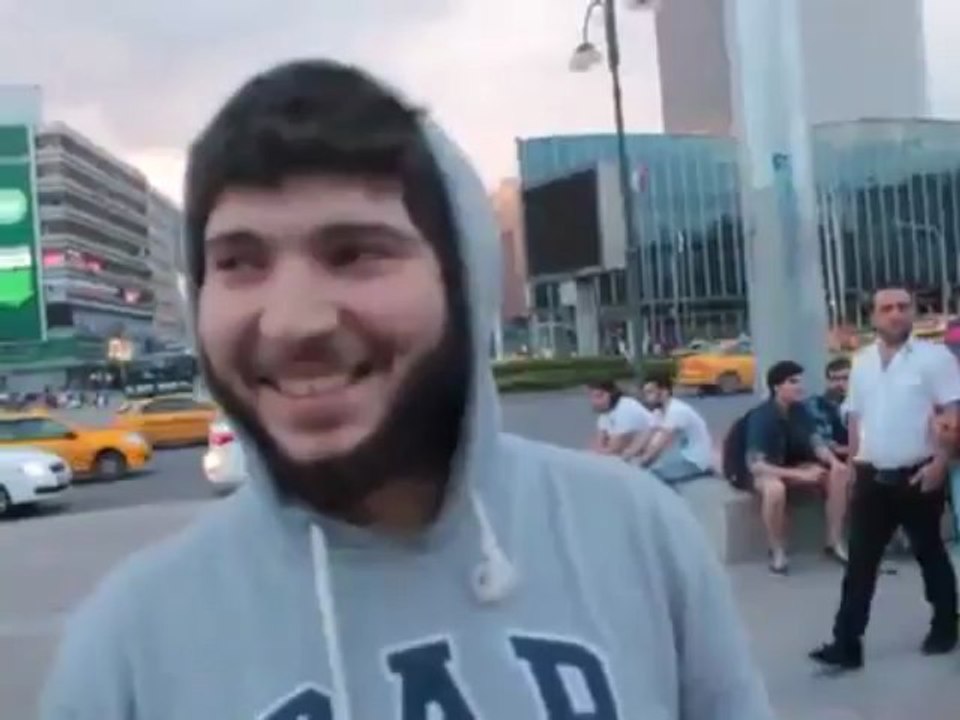 Direnişçilerin türbanlı kıza saldırması