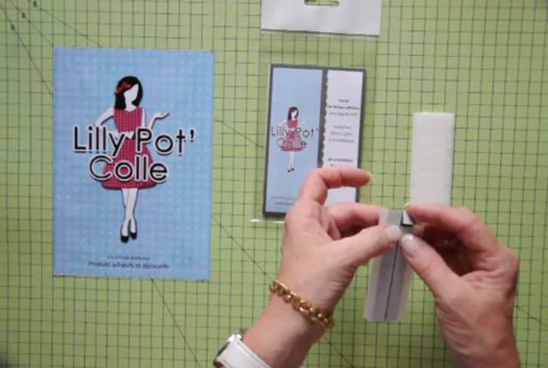 Utiliser les carrés mousse relief adhésifs double face LILLY POT'COLLE