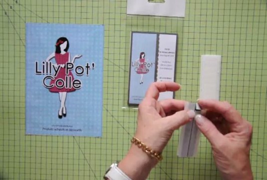 Utiliser les carrés mousse relief adhésifs double face LILLY POT'COLLE