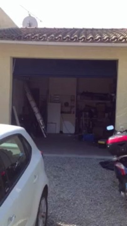 Porte de garage Secura de chez Normstahl, finition micro, grise RAL 7016 motorisée et posée par APG Accès Portes de Garage