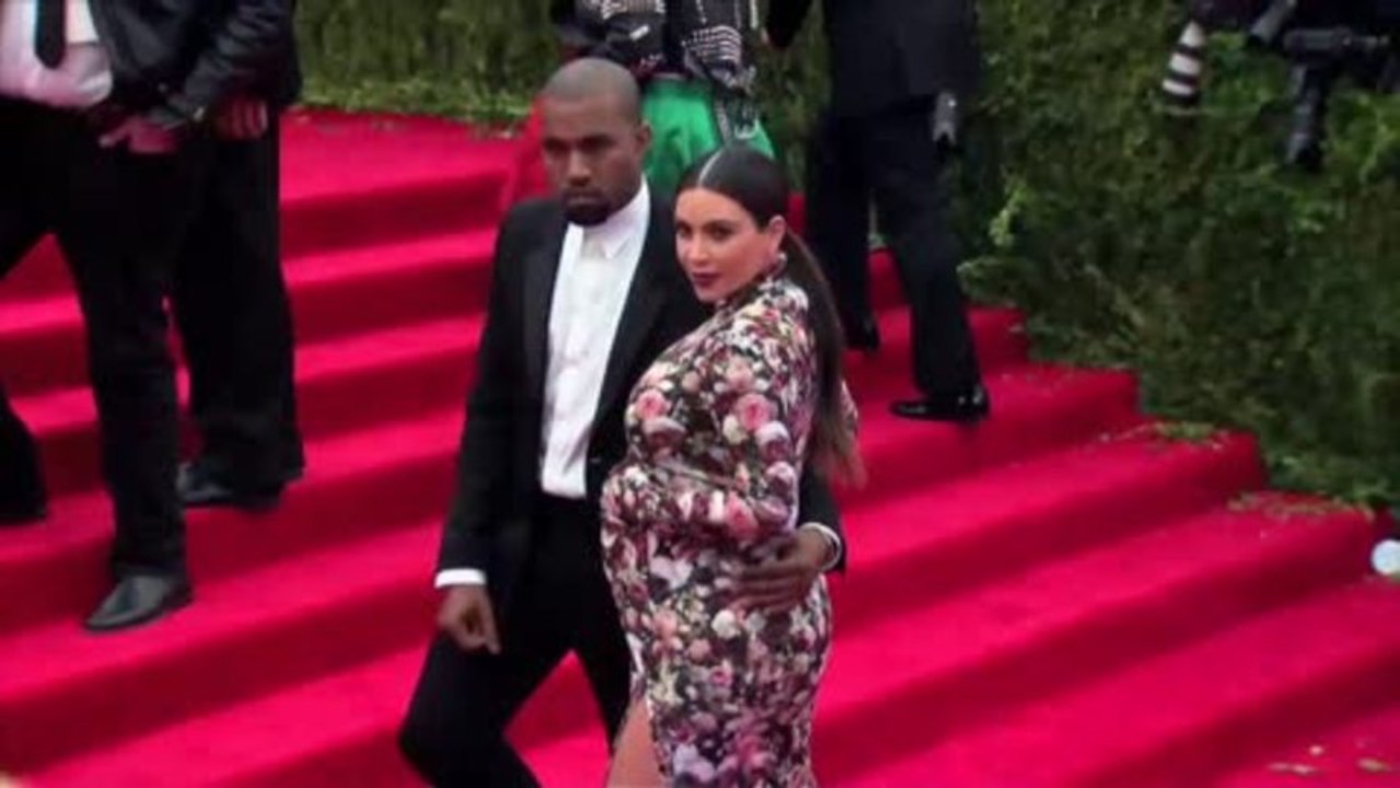 Khloe Kardashian parle du bébé de Kim Kardashian et Kanye West sur Twitter