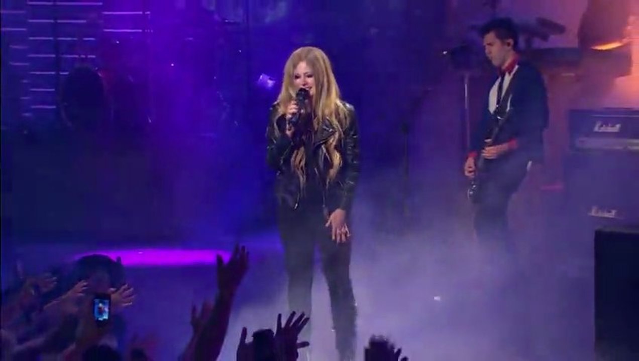 Avril Lavigne - Here's To Never Growing Up (Live at MMVA 2013)