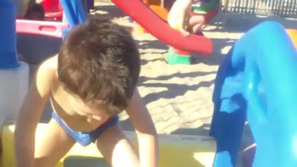 Jack al mare con i suoi amici Marco e Mattia