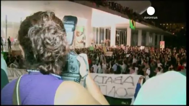 Los indignados brasileños se suben al techo del...