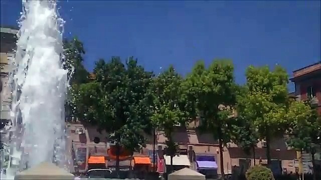 Aversa (CE) - Ancora acqua sporca dalla fontana di piazza V.Emanuele (17.06.13)