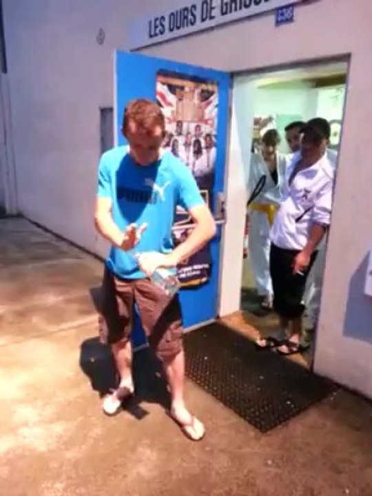 Casse du fond d'une bouteille en verre avec la paume.