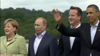 G8 leaders fail to agree on how to wave at family photo