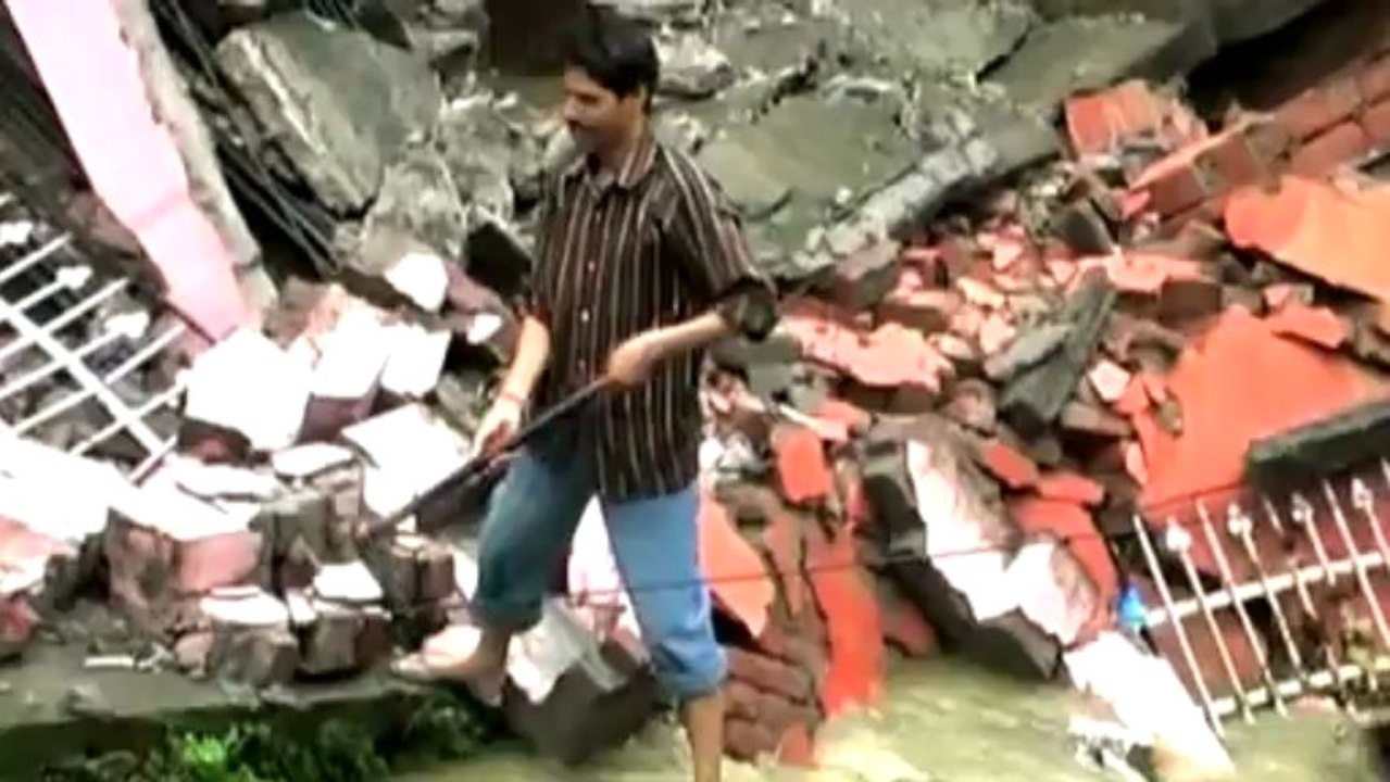 Monsun-Regen spült in Indien Häuser davon