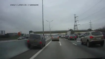 Eviter les embouteillages en doublant par la gauche