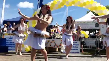le groupe Rainui danseuses  Tahitiennes  aux Foulées des laveuses 2013 Le Coudray-Montceaux avec mario et son petit vélo