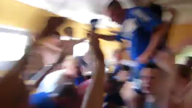 Montée de la B : dans les vestiaires, les joueurs de la B, de la A, les potes du club laissent exploser leur joie