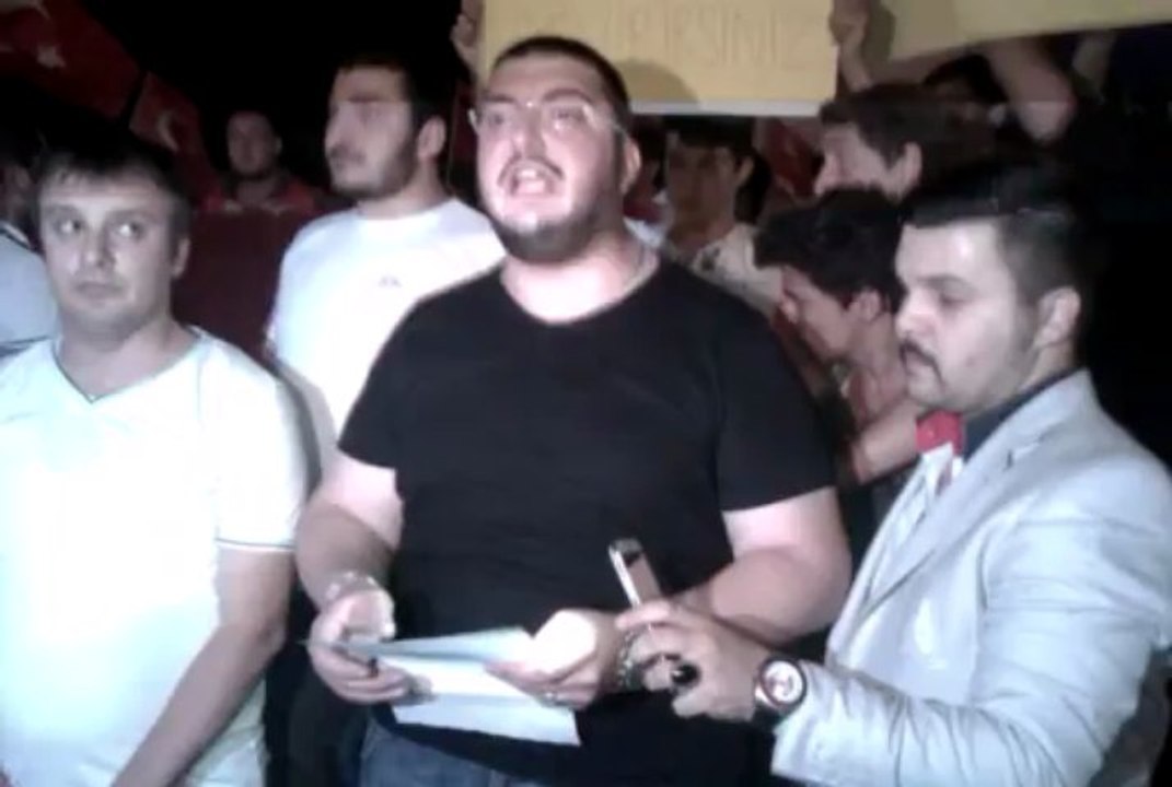 İki Grup karşı karşıya