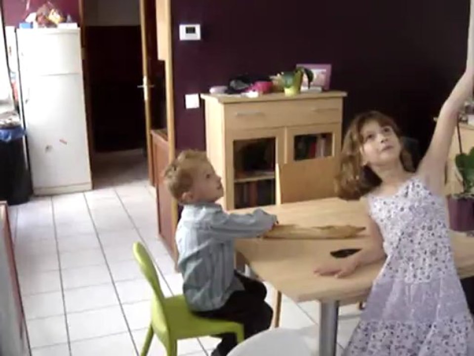 Carla apprend à lire à Renan !!