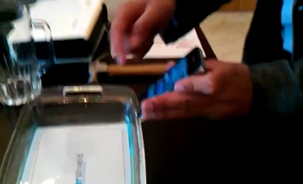 Video Demo Watershield, tecnología para proteger smartphones contra el agua