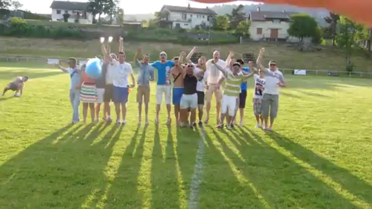 Montée de la B 101 : chants danses, rires, joie, après le match