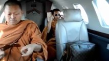 El monje budista que viaja en jet privado y usa objetos de marca