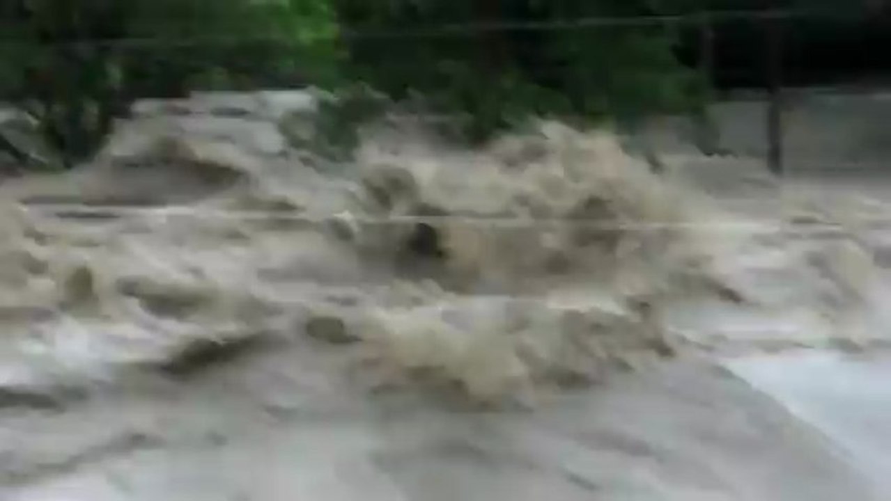 Crue du Gave de Pau 19 juin 2013 : vagues au pont d'Espagne