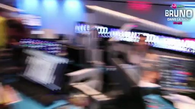 Le défi d'Elliot - Servir de mangeoire à des poules