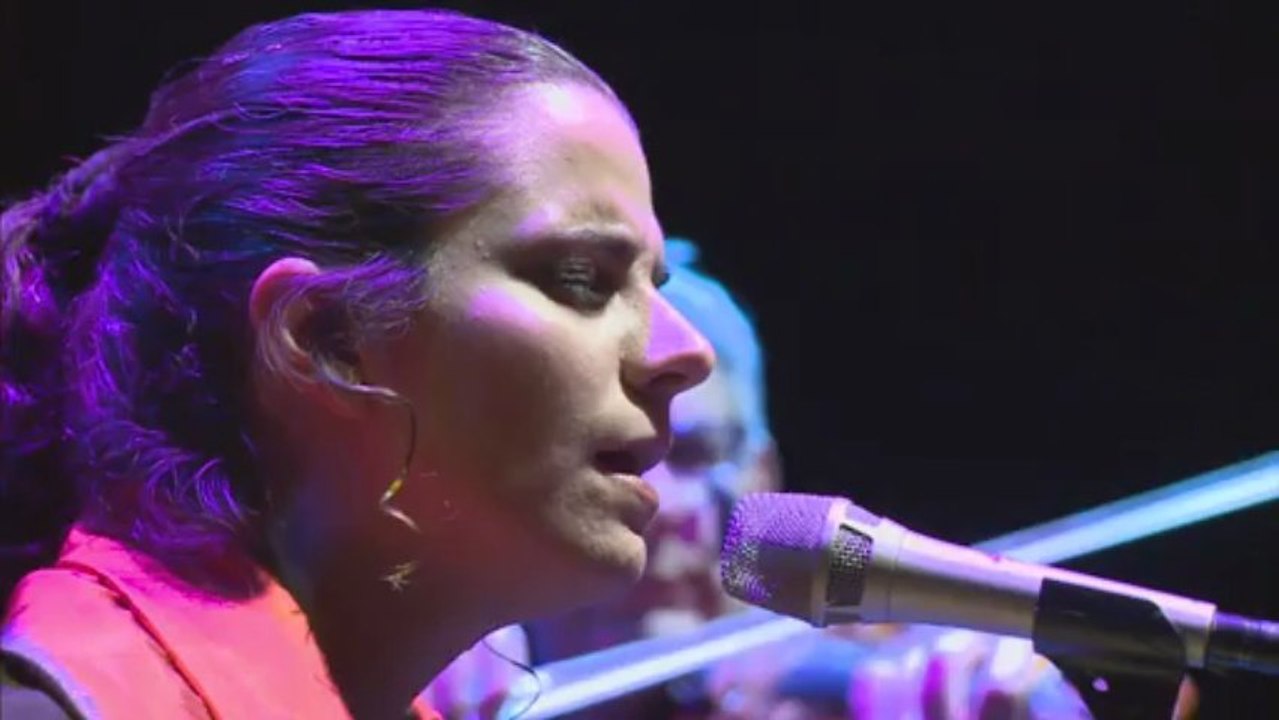 Musique d'introduction par Katerina Fotinaki / En soutien au peuple grec au Châtelet