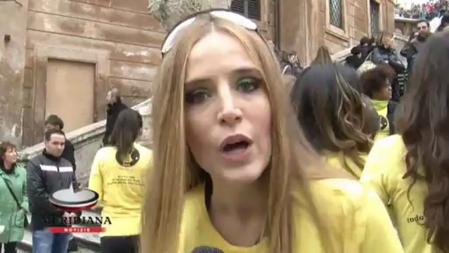 A piazza di Spagna la moda si tinge di giallo contro la violenza sulle donne