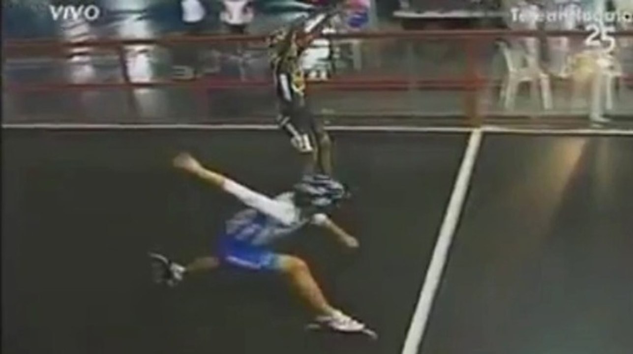 Il célèbre la victoire avant la fin de la course... et se fait doubler !