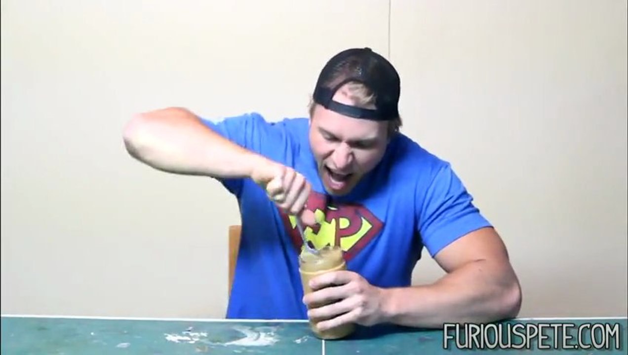 Furious Pete mange un pot de beurre de noisettes en 3 min !!