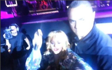 Rihanna frappe un fan avec son micro pendant son concert