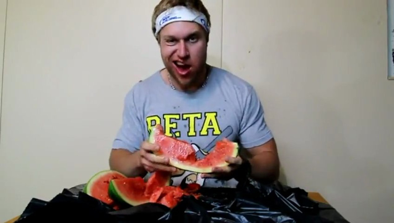 Furious Pete mange une pastèque entière en 3 min !!
