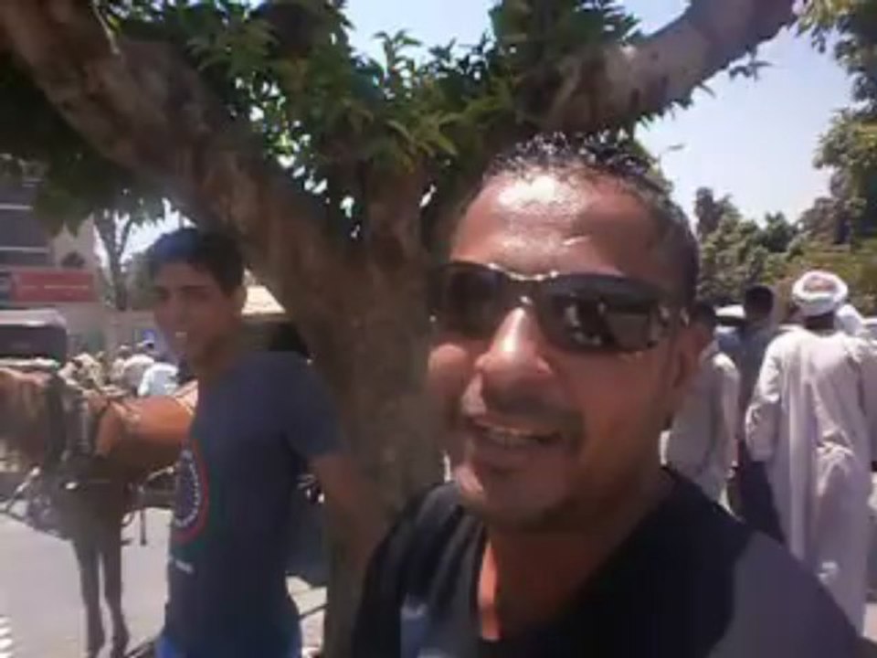 manif gouverneur luxor 6.2013