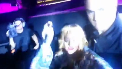 RIHANNA donne un coup de micro à un fan !