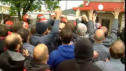 Fabrikayı işgal eden işçiler polis zoruyla çıkarıldı