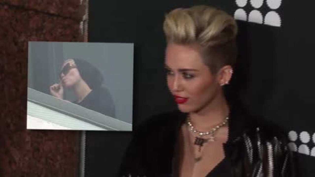 Cyrus spricht über Gras