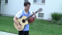 Guitariste Ben Lapps joue au basketball