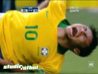 Falta de Neymar y amarilla por falta a Neymar