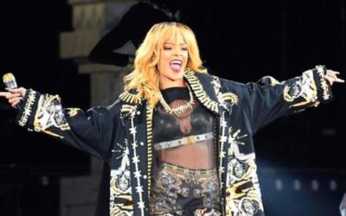 Rihanna Hayranına Mikrofonla Vurdu!