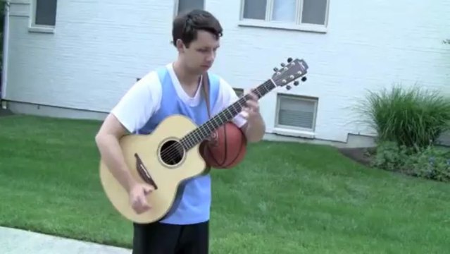 Jouer de la guitare et au basket en même temps