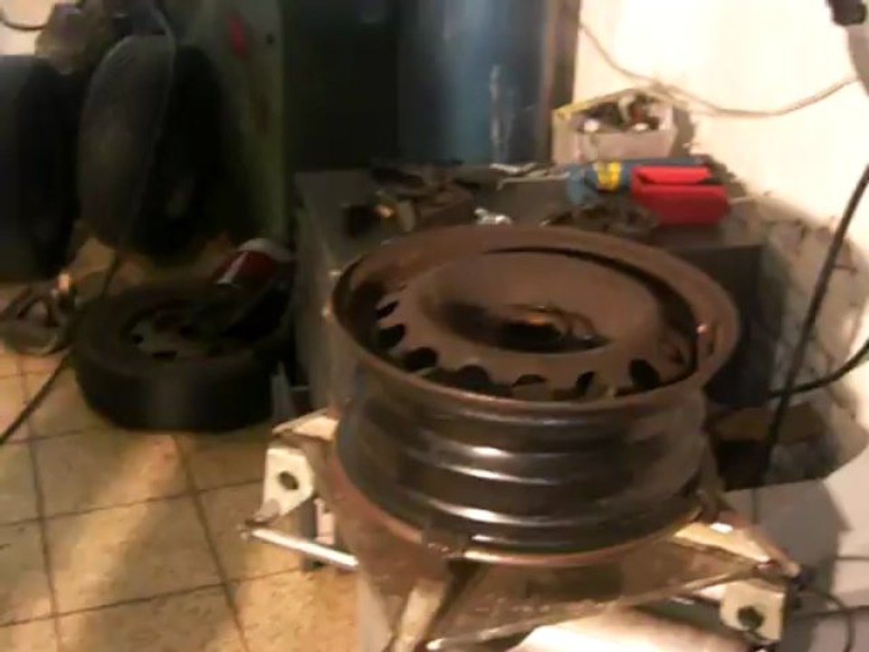 Changing the tire using the tire changer and tire balancing machine 4