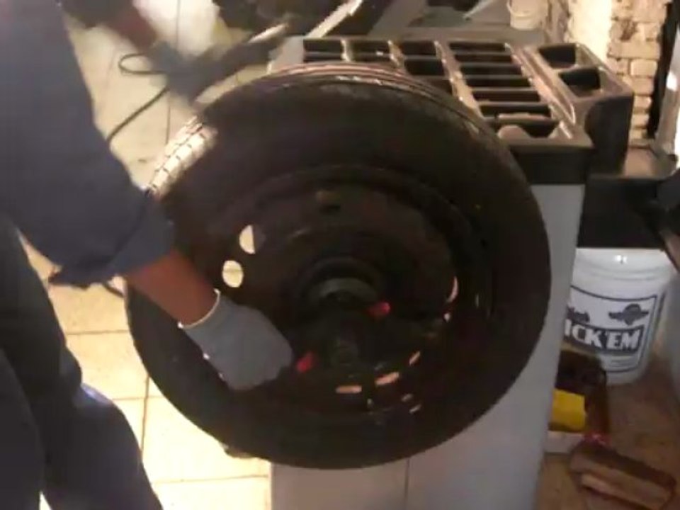 Changing the tire using the tire changer and tire balancing machine 7